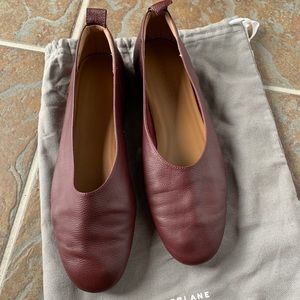 Everlane The Day Glove flat. 8.5 Burgandy. Pristine.